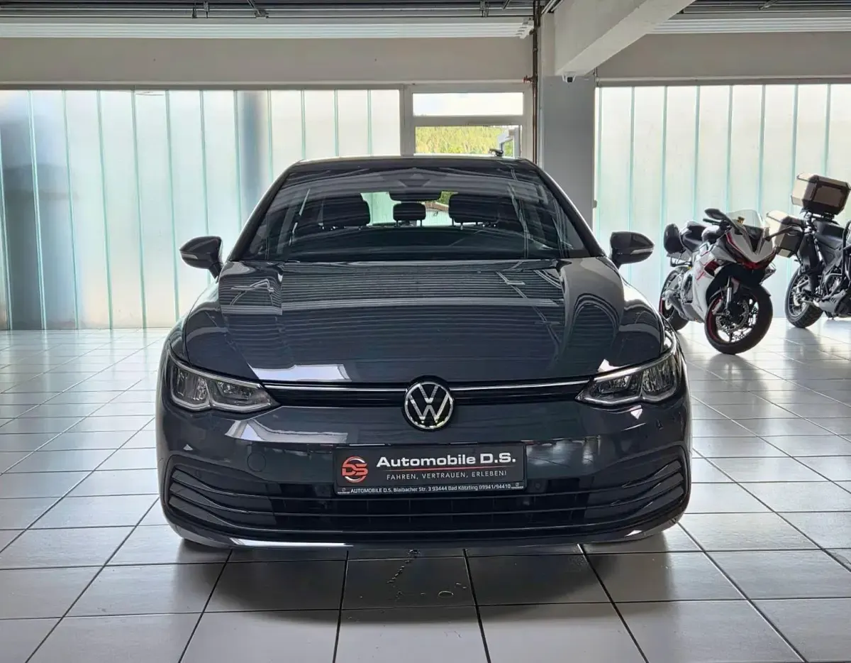 Gebraucht VW Golf VIII Life 131 PS (96 kW) 2020 Grau Limousine