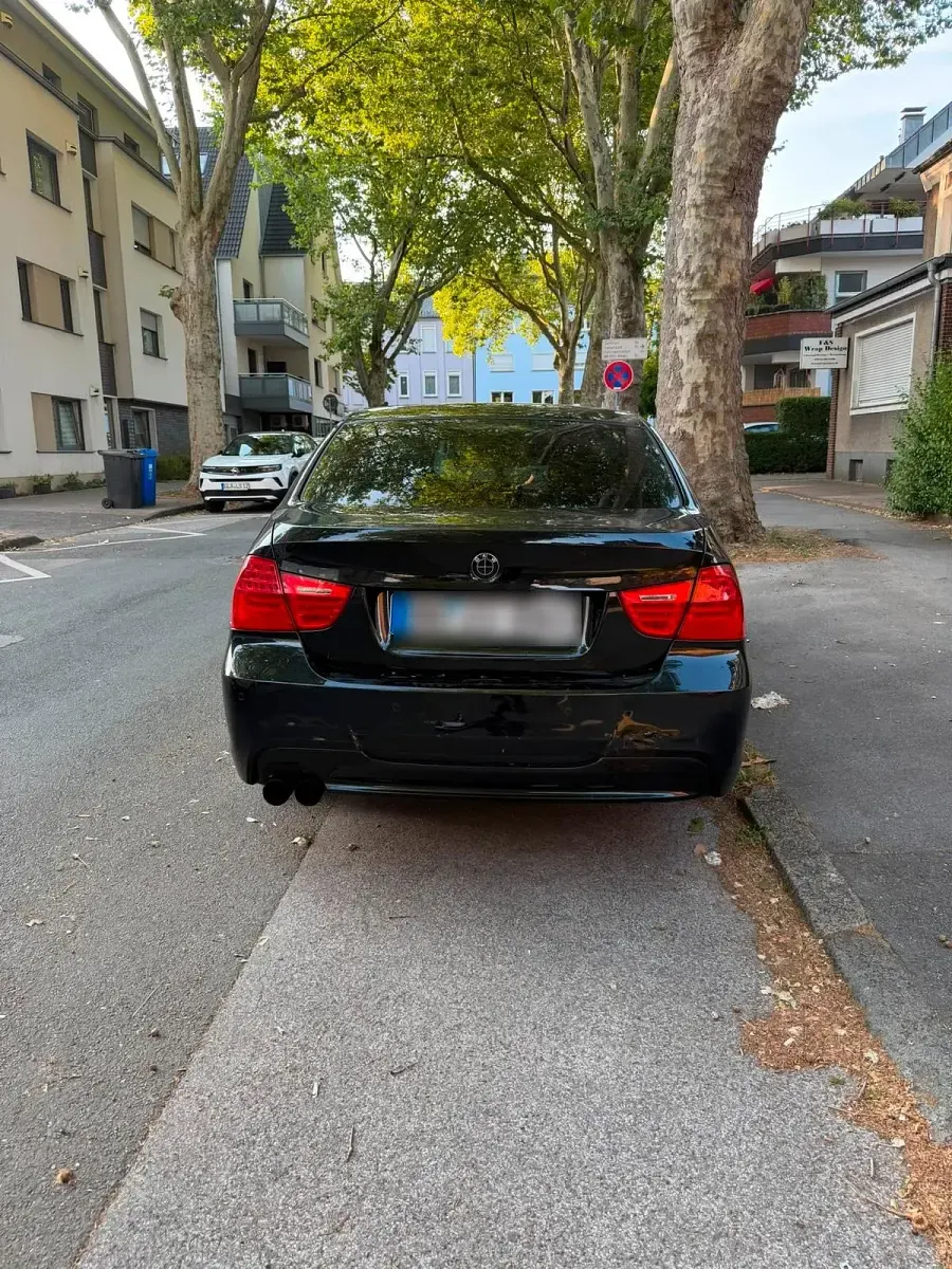 Gebraucht BMW 318 143 PS (105 kW) 2011 Schwarz Limousine