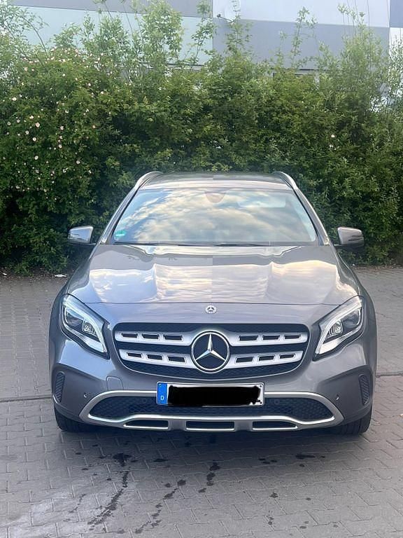 Grau Gebraucht 2018 Mercedes GLA220 SUV | 19.350 € (Fairer Preis) - Bild 1/4