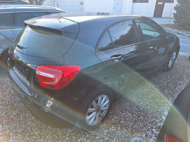 Gebraucht Mercedes A180 122 PS (89 kW) 2014 Schwarz Limousine