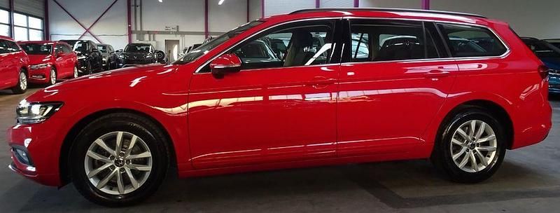 Gebraucht VW Passat 122 PS (89 kW) 2023 Rot Limousine