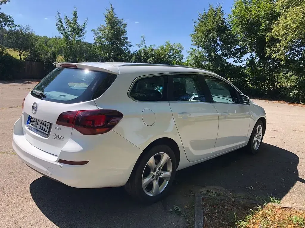 Gebraucht Opel Astra Edition 125 PS (91 kW) 2011 Weiß Kombi