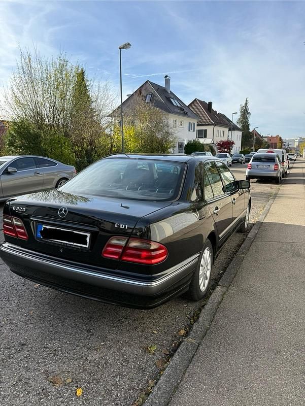 Schwarz Gebraucht 2001 Mercedes E220 Limousine | 4.999 € - Bild 1/4