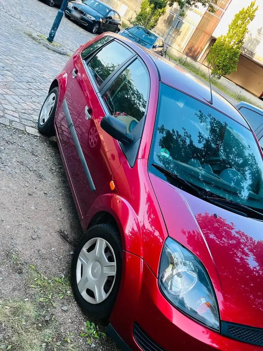 Gebraucht Ford Fiesta 75 PS (55 kW) 2007 Rot Kleinwagen