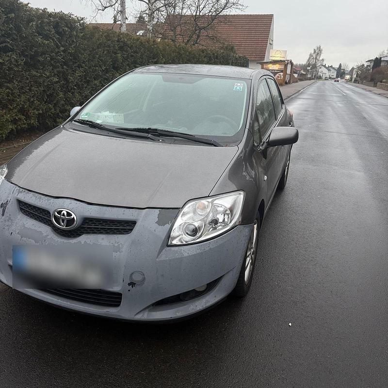Grau Gebraucht 2009 Toyota Auris Limousine | 2.500 € - Bild 1/4