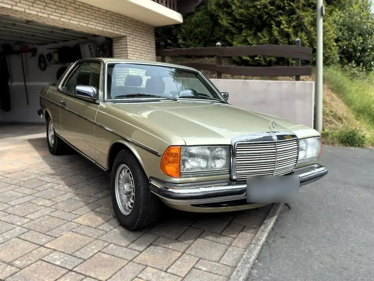 Gebraucht Mercedes 230 109 PS (80 kW) 1979 Silber Coupé