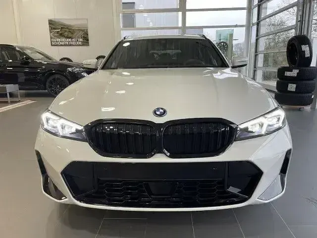 Gebraucht BMW 330e Sport Line 292 PS (214 kW) 2022 Weiß Kombi