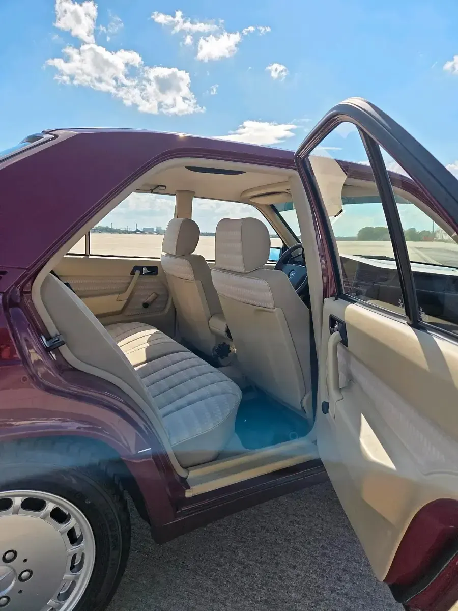 Gebraucht Mercedes 190 122 PS (89 kW) 1992 Rot Limousine