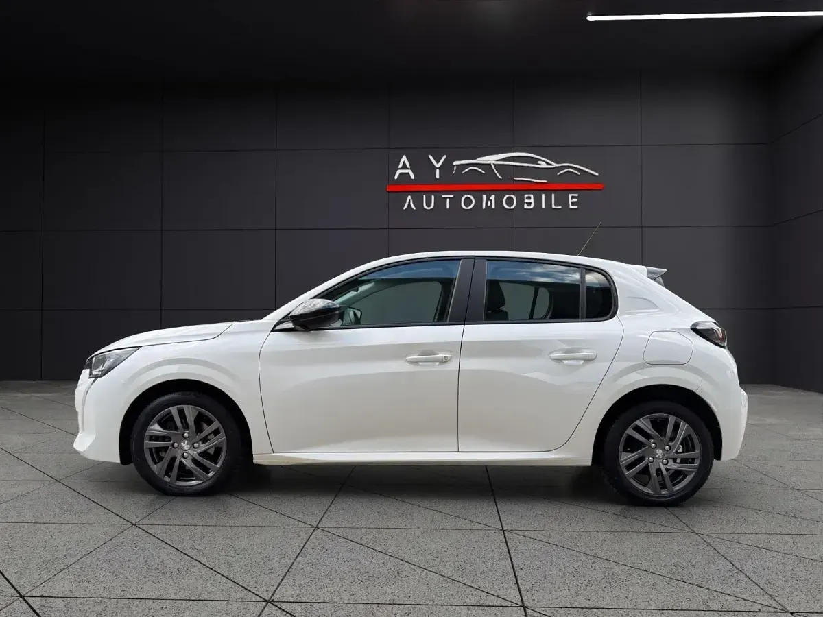 Gebraucht Peugeot 208 Active 102 PS (75 kW) 2022 Schwarz Kleinwagen