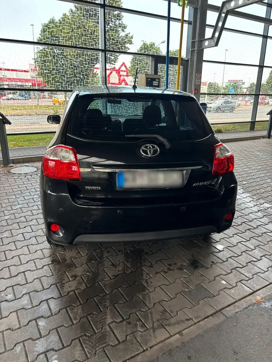 Gebraucht Toyota Auris 132 PS (97 kW) 2012 Schwarz Kleinwagen