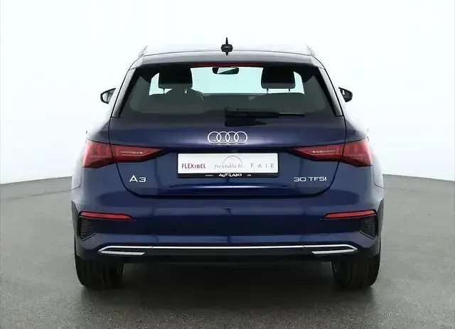 Gebraucht Audi A3 Ambiente 110 PS (80 kW) 2021 Navarrablau metallic (metallic) Limousine