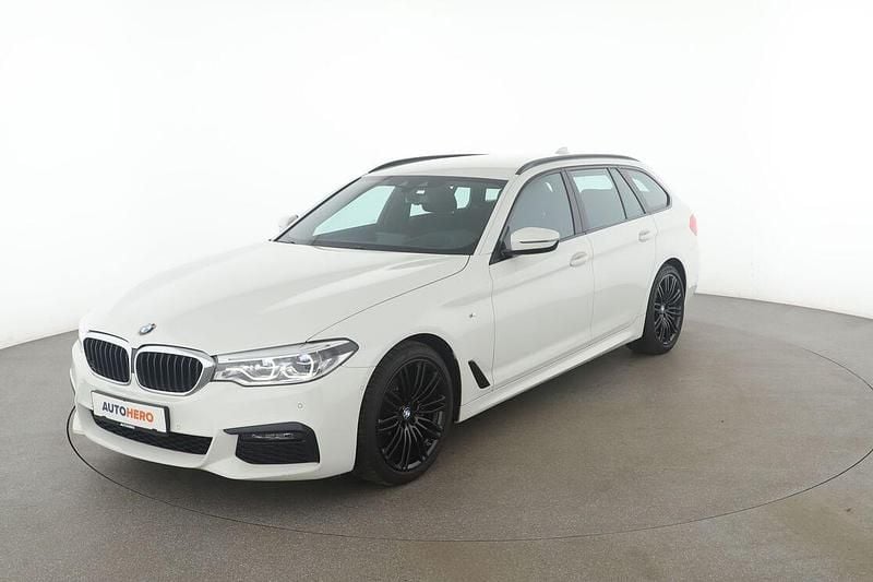 Weiß Gebraucht 2019 BMW 520 M Sport Kombi | 28.660 € (Teuer) - Bild 1/3