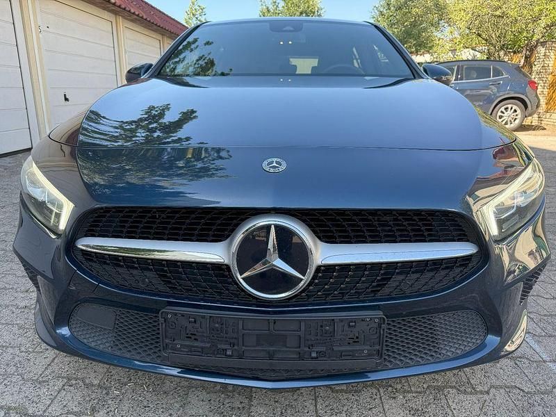 Gebraucht Mercedes A180 136 PS (100 kW) 2021 Blau Limousine