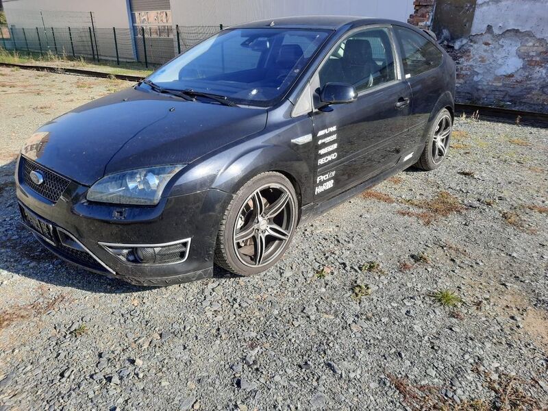 Schwarz metallic Gebraucht 2006 Ford Focus Titanium Kleinwagen | 700 € (Superpreis) - Bild 1/4