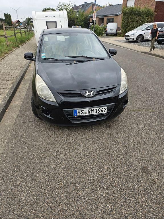 Schwarz Gebraucht 2011 Hyundai i20 Style Limousine | 3.900 € (Superpreis) - Bild 1/4