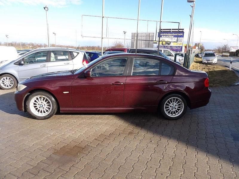 Gebraucht BMW 318 Exclusive 143 PS (105 kW) 2010 Rot Limousine