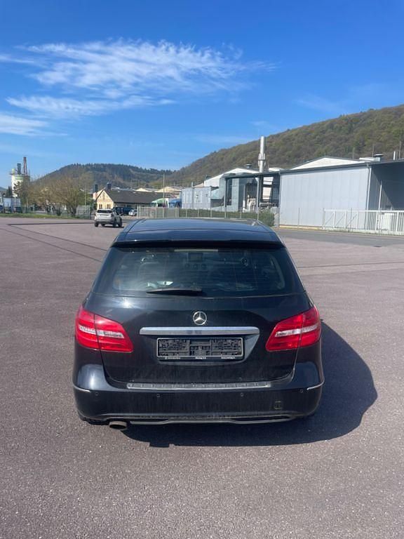 Gebraucht Mercedes B180 122 PS (89 kW) 2012 Schwarz Van / Kleinbus
