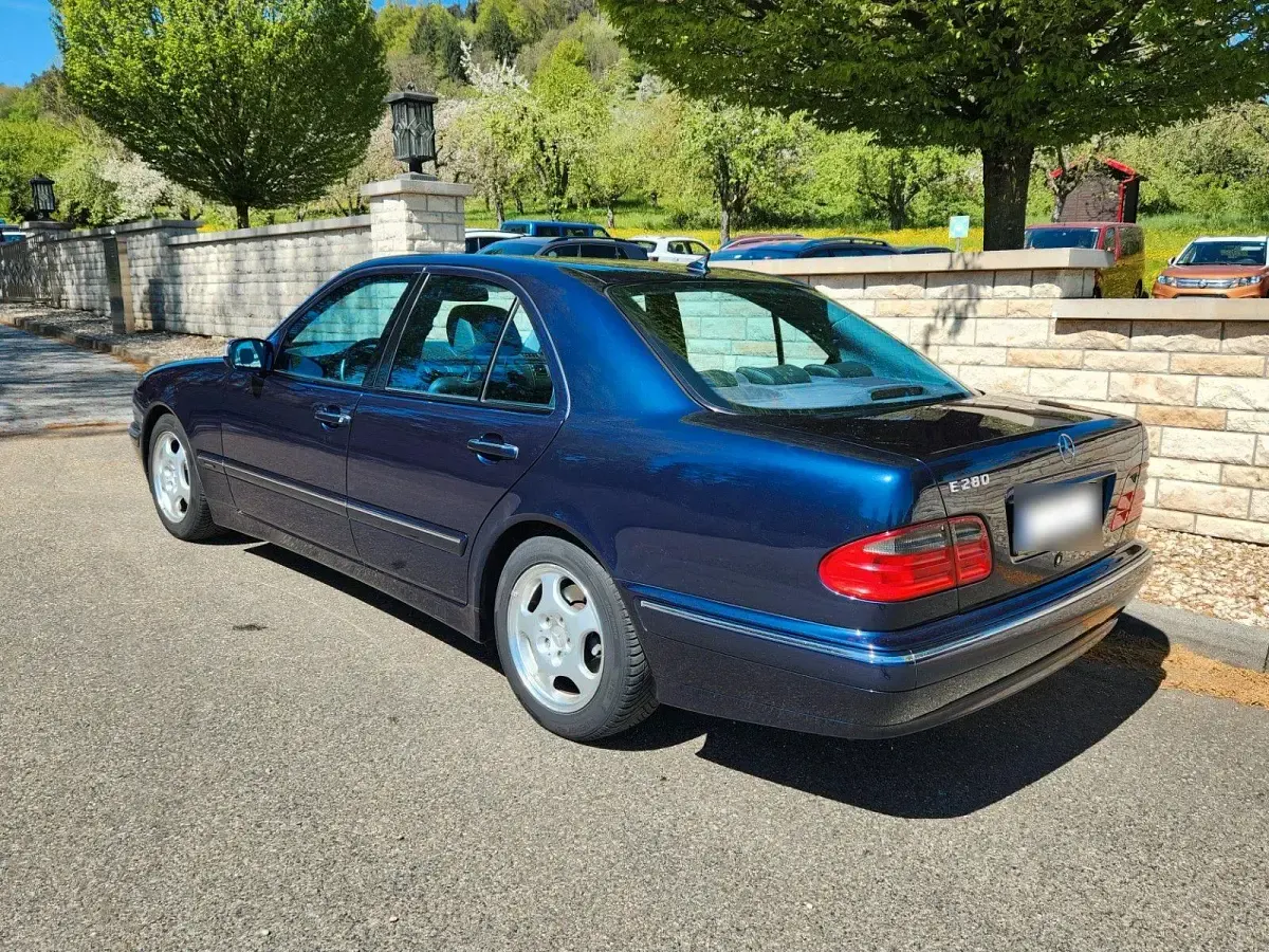 Używany Mercedes E280 Avantgarde 204 KM (150 kW) 2001 Niebieski Sedan/Limuzyna