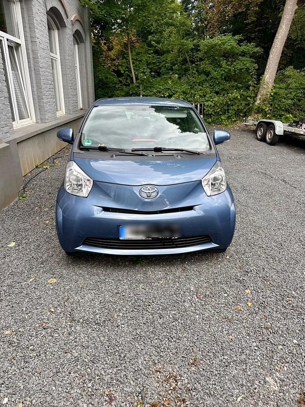 Blau Gebraucht 2011 Toyota iQ Kleinwagen | 6.990 € (Guter Preis) - Bild 1/4