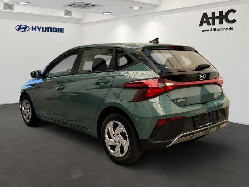 Gebraucht Hyundai i20 Select 79 PS (58 kW) 2025 Mangrove green Limousine