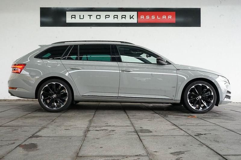 Grau Gebraucht 2022 Skoda Superb SportLine Kombi | 24.880 € (Etwas zu teuer) - Bild 1/4