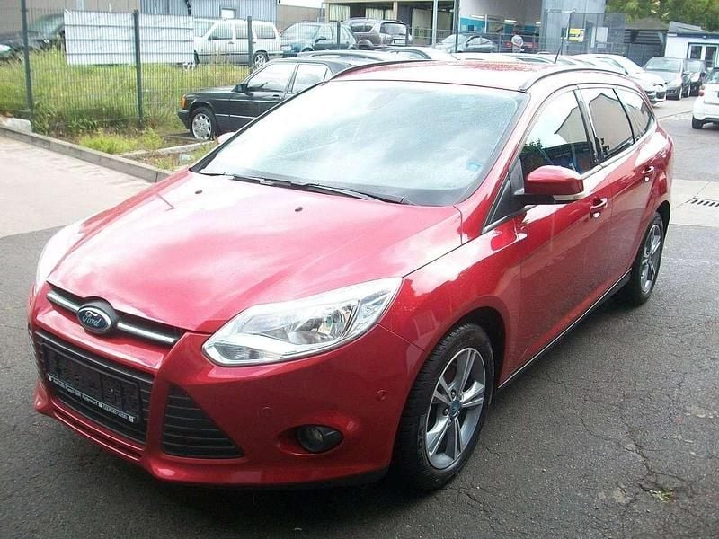 Rot Gebraucht 2013 Ford Focus Champions Edition Kombi | 4.900 € (Guter Preis) - Bild 1/4