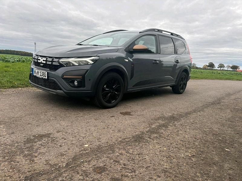 Grau Gebraucht 2023 Dacia Jogger Extreme Van / Kleinbus | 19.000 € (Fairer Preis) - Bild 1/4
