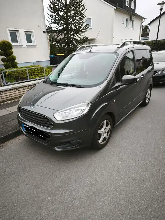 Gebraucht Ford Tourneo Courier Titanium 101 PS (74 kW) 2017 Schwarz Van / Kleinbus