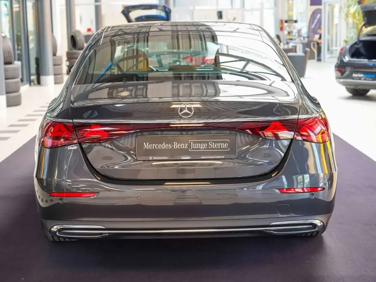 Second-hand Mercedes E220 Avantgarde 197 CP (144 kW) 2025 Gri Berlinǎ