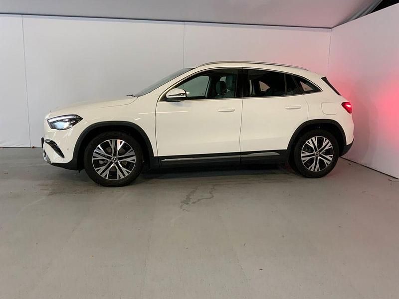 Gebraucht Mercedes GLA180 Progressive 136 PS (100 kW) 2024 Unilack polarweiß SUV