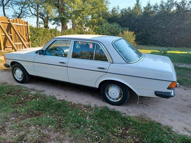 Gebraucht Mercedes E300 88 PS (64 kW) 1979 Weiß Limousine