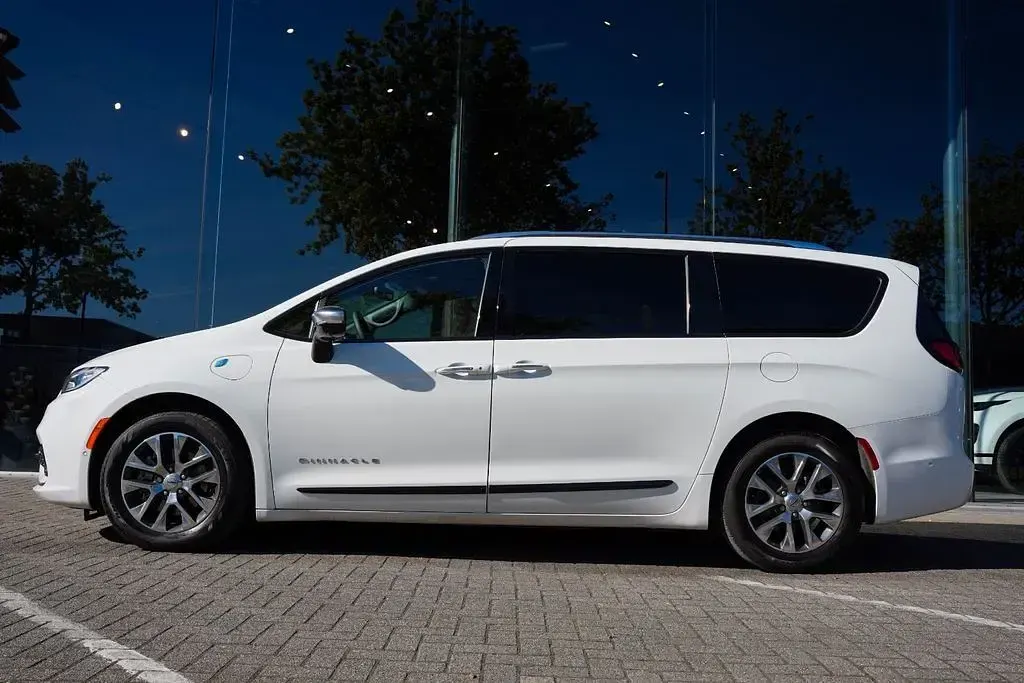 Używany Chrysler Pacifica 359 KM (264 kW) 2023 Biały SUV