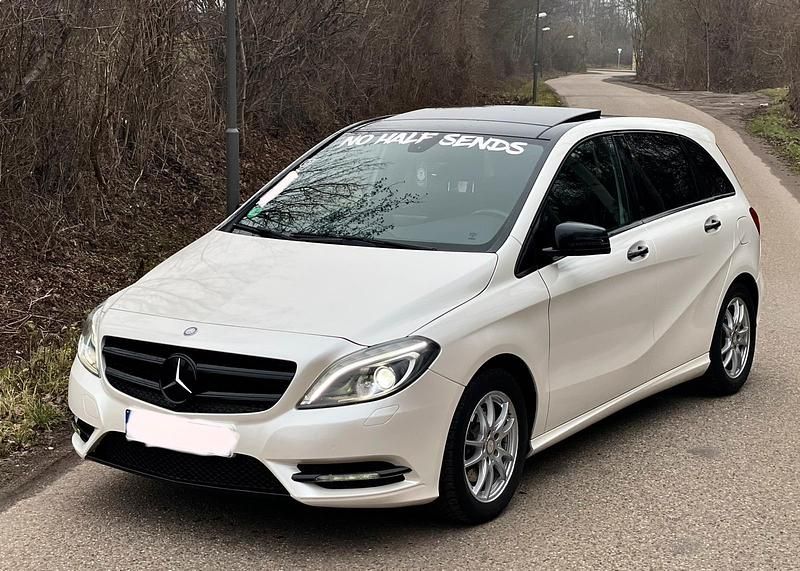 Weiß Gebraucht 2013 Mercedes B200 Van / Kleinbus | 12.500 € (Guter Preis) - Bild 1/4