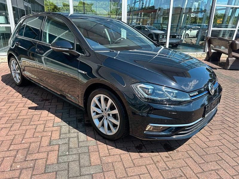 Schwarz Gebraucht 2020 VW Golf VII Highline Limousine | 17.490 € (Fairer Preis) - Bild 1/4