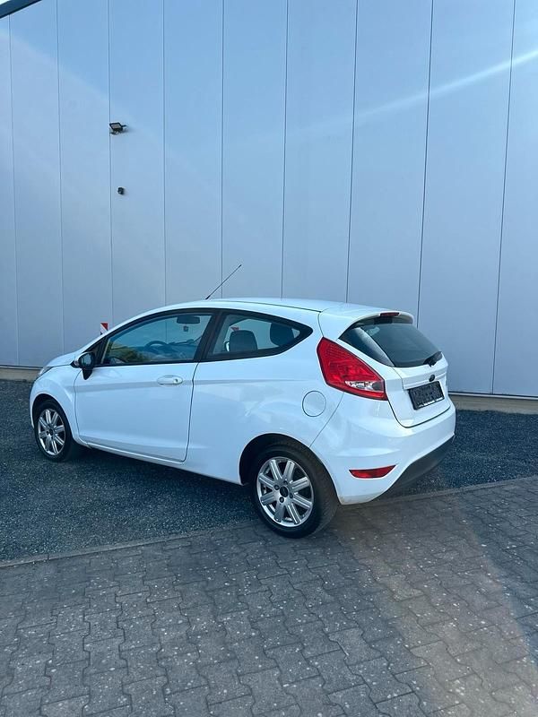 Gebraucht Ford Fiesta Trend 80 PS (58 kW) 2010 Weiß Kleinwagen