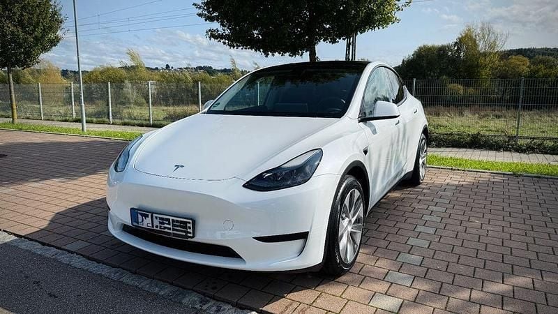 Weiß Gebraucht 2023 Tesla Model Y RWD SUV | 31.900 € (Guter Preis) - Bild 1/4