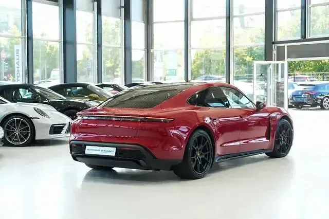 Second-hand Porsche Taycan GTS Chrono 439 kW (598 CP) 2022 Roșu Berlinǎ