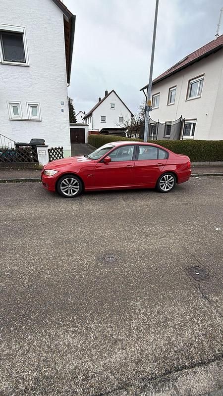 Gebraucht BMW 320 184 PS (135 kW) 2011 Rot Limousine
