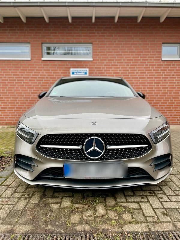 Grau Gebraucht 2018 Mercedes A250 AMG Kleinwagen | 24.400 € (Fairer Preis) - Bild 1/4