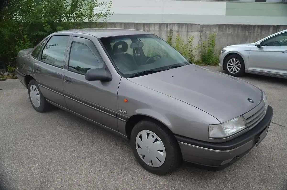 Usata Opel Vectra 90 CV (66 kW) 1992 Grigio Berlina