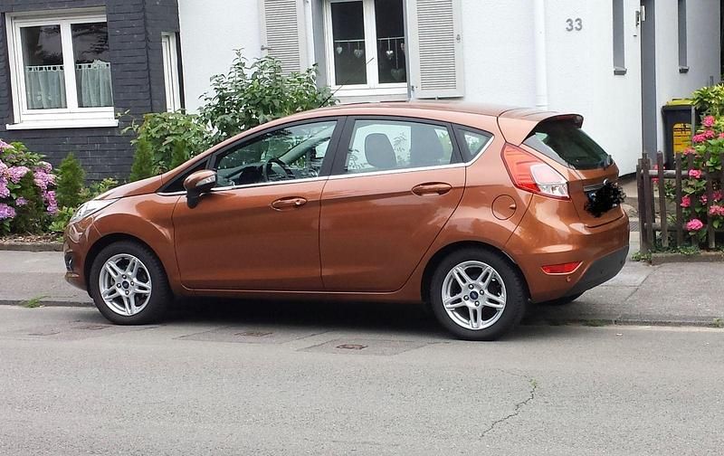 Braun Gebraucht 2014 Ford Fiesta SYNC Edition Kleinwagen | 3.499 € (Superpreis) - Bild 1/4