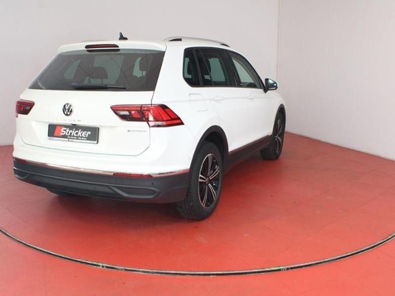 Gebraucht VW Tiguan Active 245 PS (180 kW) 2022 Oryxwhite perlmutteffekt SUV