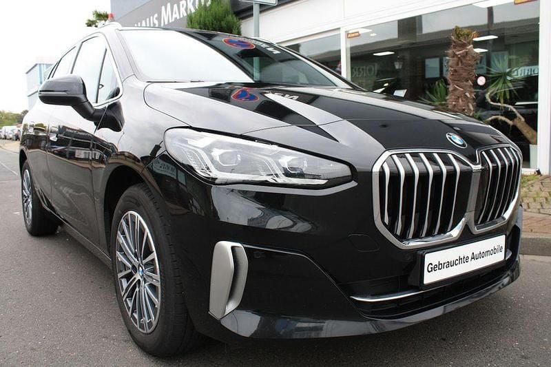 Schwarz Gebraucht 2023 BMW 218 Active Tourer Luxury Line Van / Kleinbus | 26.399 € (Guter Preis) - Bild 1/4