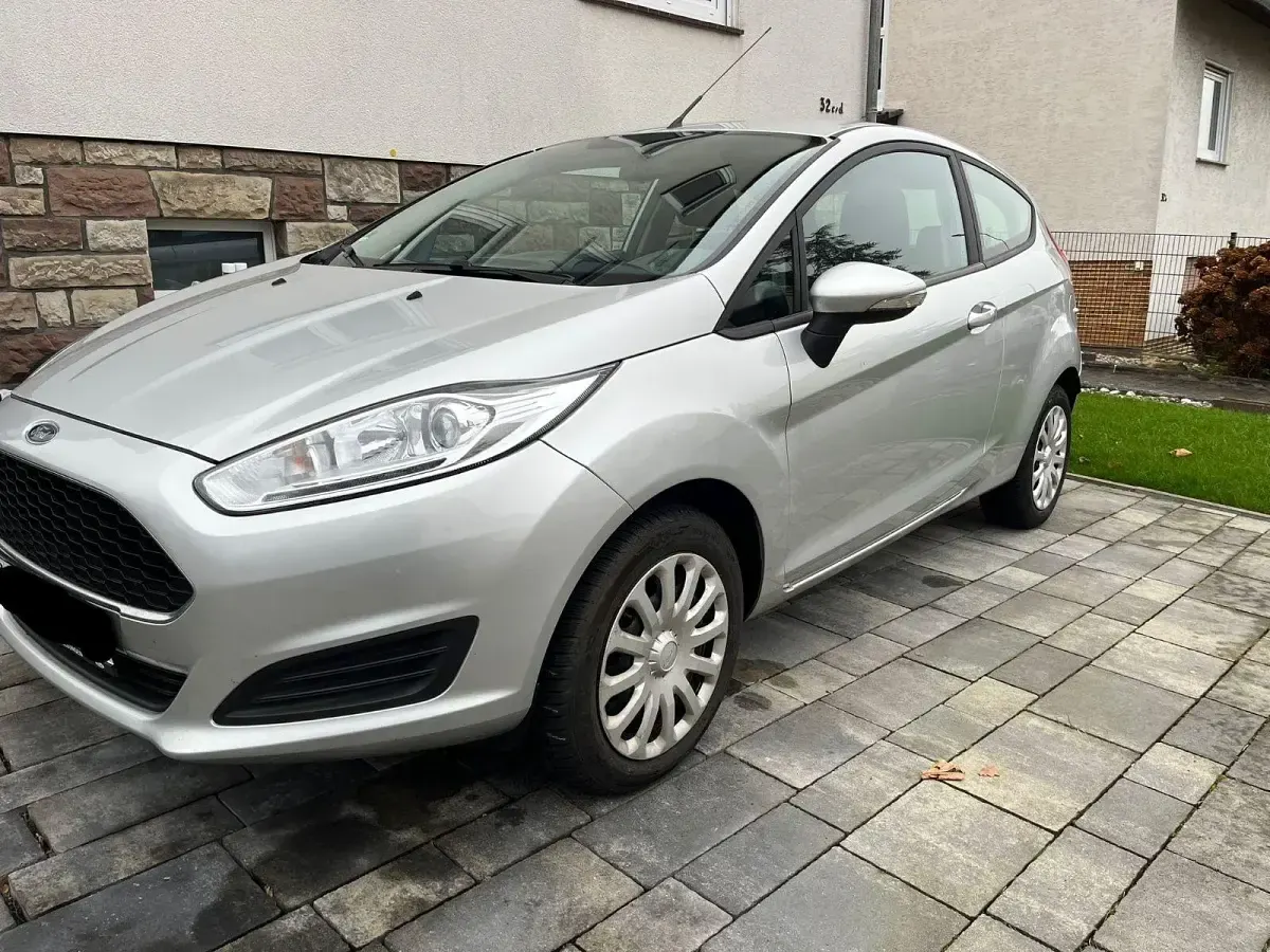 Gebraucht Ford Fiesta Celebration 60 PS (44 kW) 2016 Silber Kleinwagen