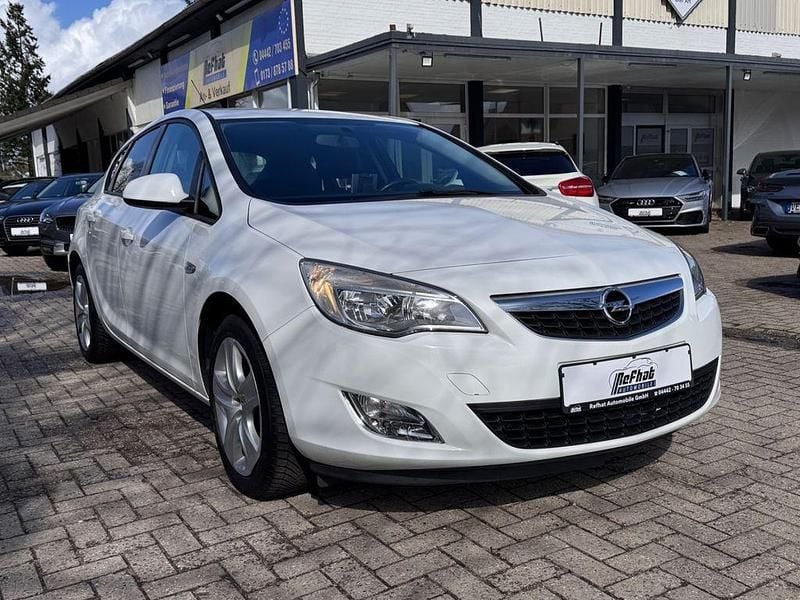 Gebraucht Opel Astra Design Edition 101 PS (74 kW) 2011 Weiß Limousine