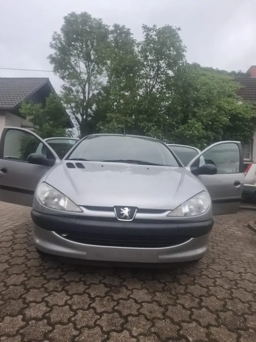 Gebraucht Peugeot 206 75 PS (55 kW) 2000 Silber Kleinwagen