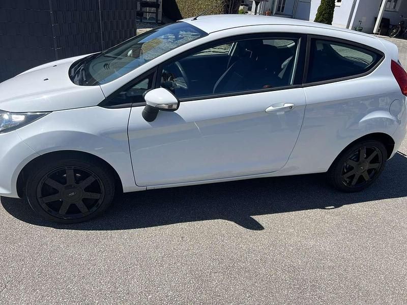 Gebraucht Ford Fiesta Ambiente 60 PS (44 kW) 2010 Weiß Limousine