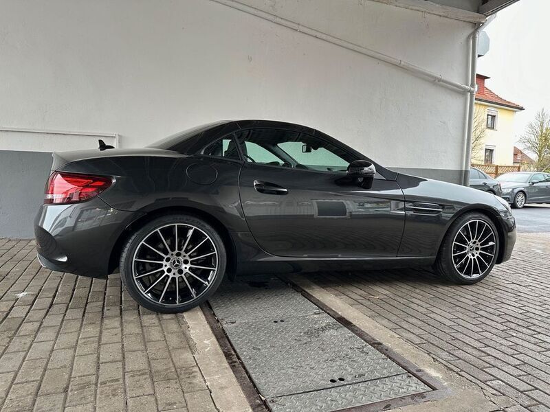 Grau Gebraucht 2020 Mercedes SLC300 AMG Cabrio | 55.300 € (Teuer) - Bild 1/4