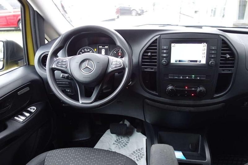 Gebraucht Mercedes Vito 163 PS (119 kW) 2022 Gelb Van