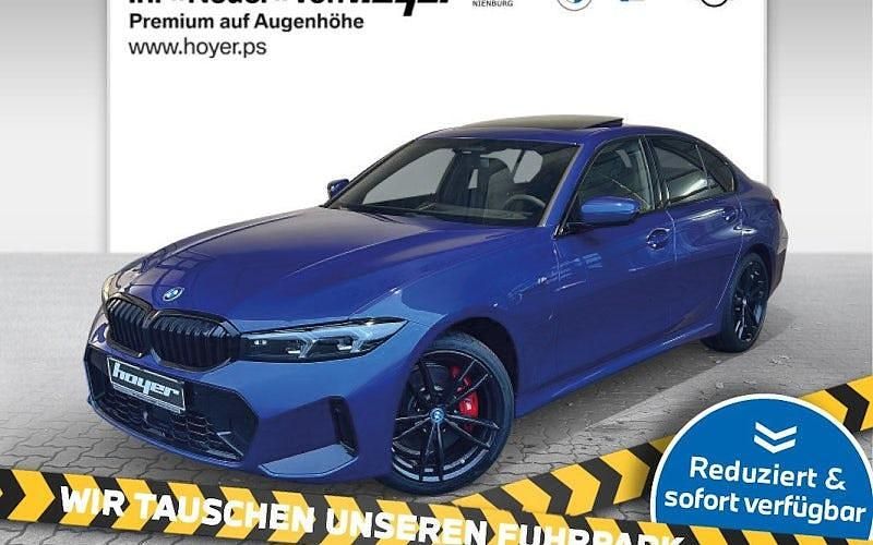 Blau Gebraucht 2024 BMW 330e Comfort Edition Limousine | 64.990 € - Bild 1/4